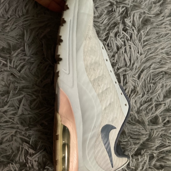 Gray and Pink Nike Air Size 10 in Womens Barely Worn in fair condition - Picture 4 of 8